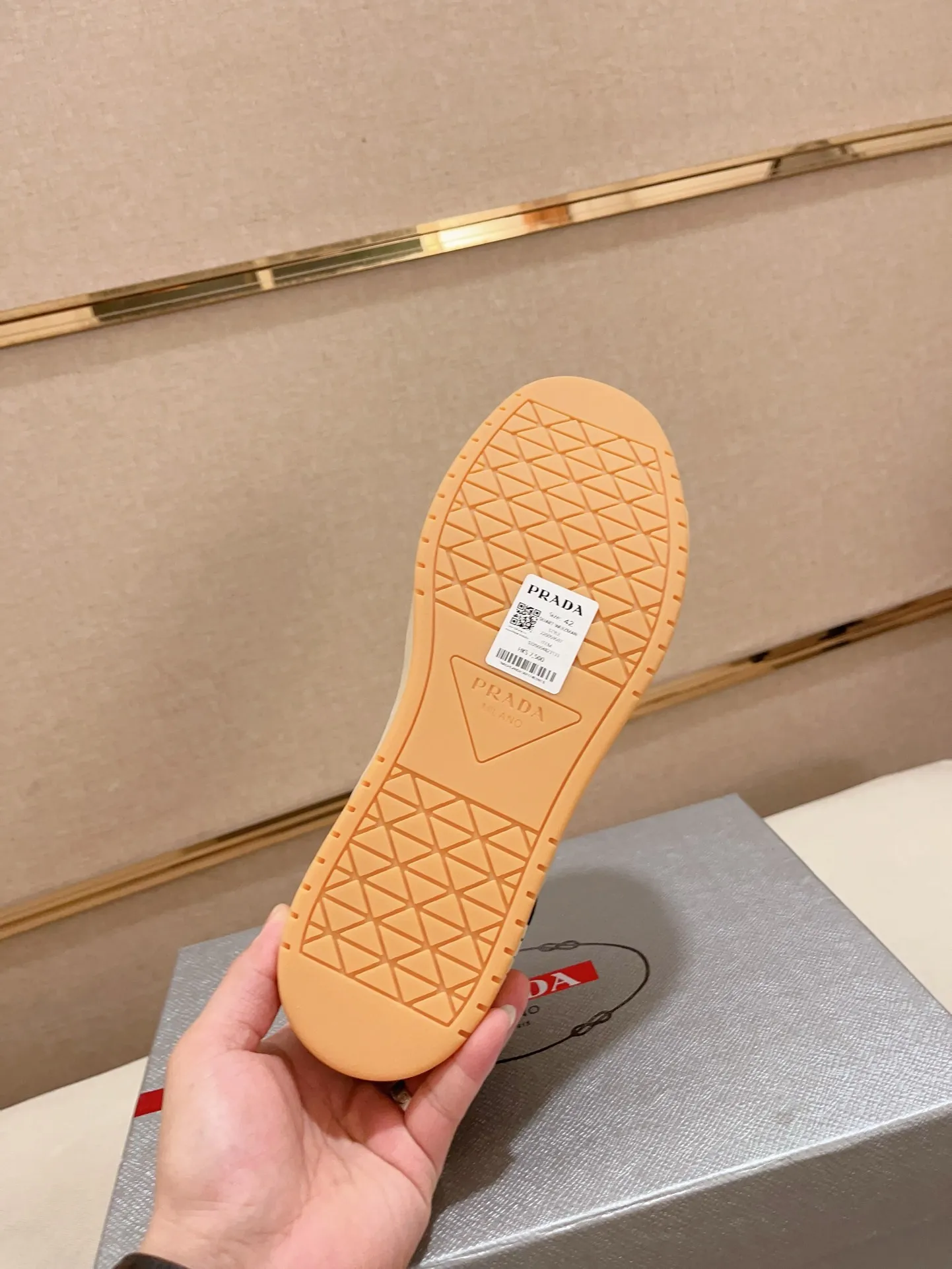 Factory price 540💰 ✔️✔️✔️High version High-quality new PRADA counters are available simultaneously, new men's shoes, 😘Material: Made of patent cowhide with breathable mesh. Inside: cowhide with breathable mesh 👍🏿 high-end ☄️ open-molded non-slip rubber outsole, exquisite lines, simple and elegant, comfortable and high-end for leisure travel. Code number: 38 to 44 (45 can be customized and 46 cannot be returned or exchanged)